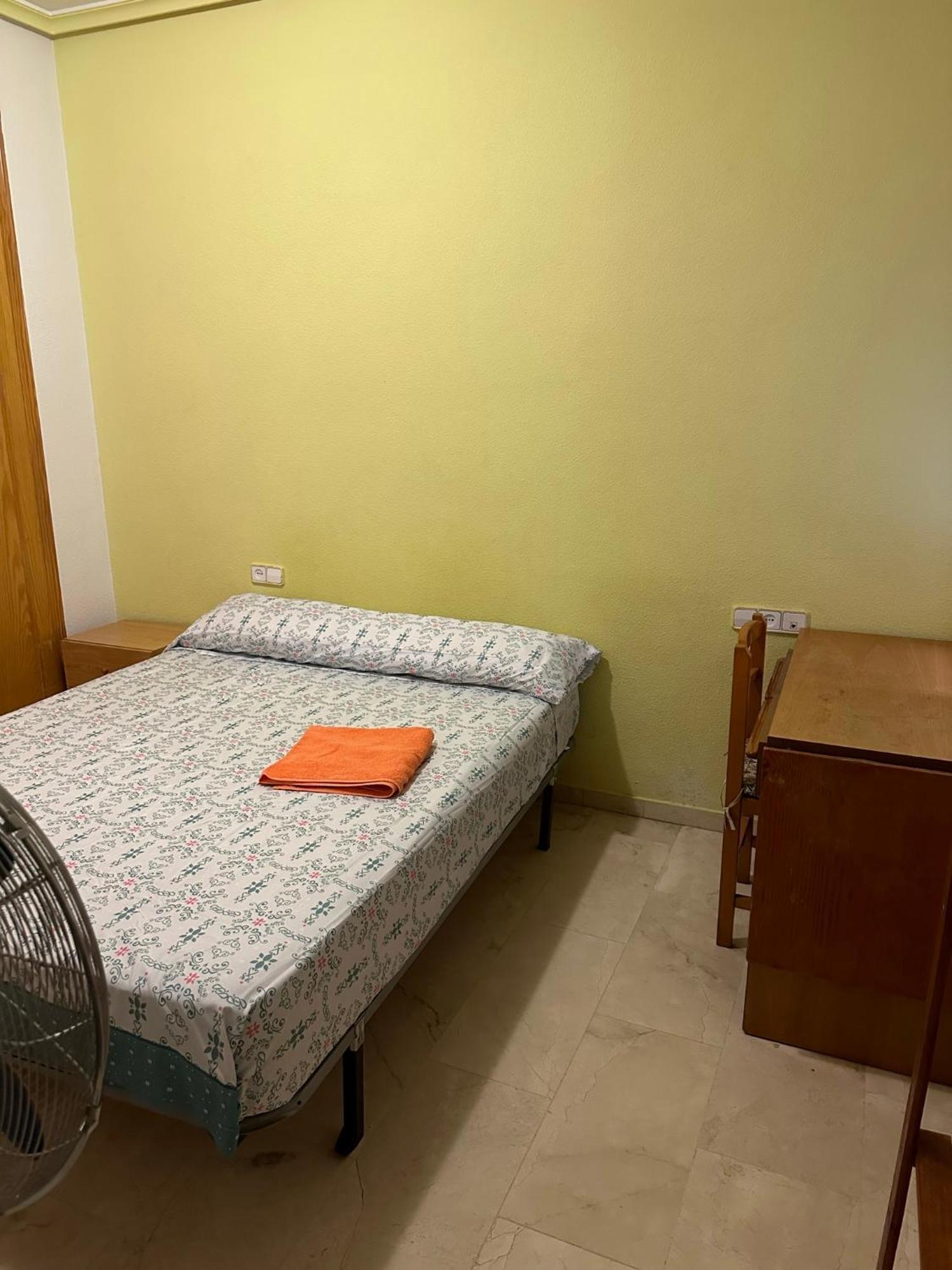 Economic Private Room In Center Of Granada Exteriör bild